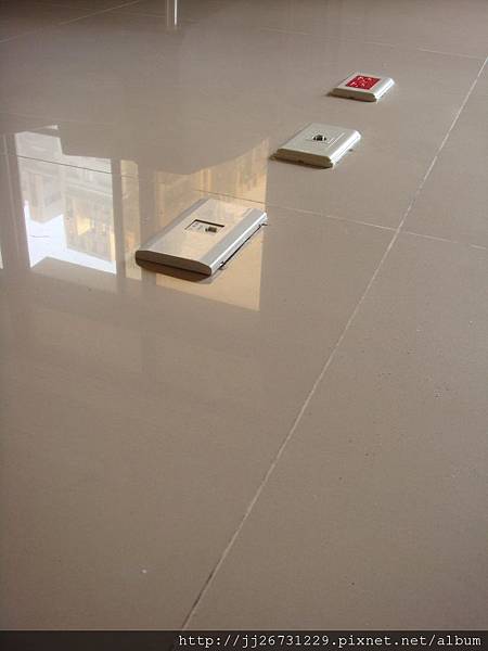 鋼琴面拍立扣-瑞士白橡-20120301-02客廳-02插座1-超耐磨木地板/強化木地板
