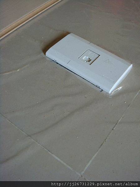 鋼琴面拍立扣-瑞士白橡-20120301-02客廳-02插座3-超耐磨木地板/強化木地板