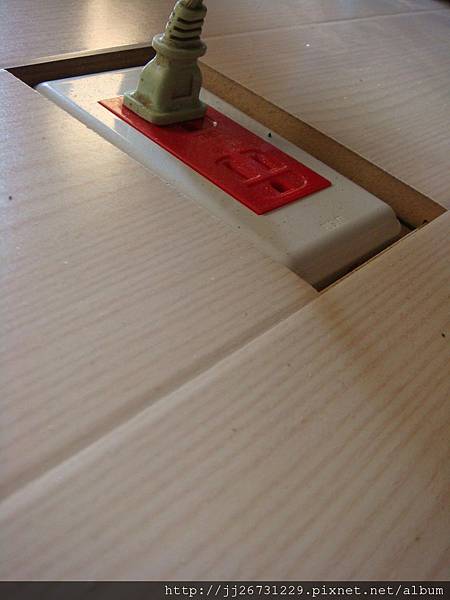 鋼琴面拍立扣-瑞士白橡-20120301-02客廳-02插座5-超耐磨木地板/強化木地板
