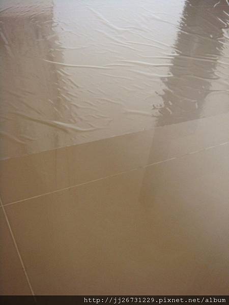 鋼琴面拍立扣-瑞士白橡-20120301-02客廳-04特寫3-超耐磨木地板/強化木地板