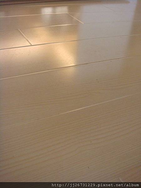 鋼琴面拍立扣-瑞士白橡-20120301-02客廳-04特寫8-超耐磨木地板/強化木地板