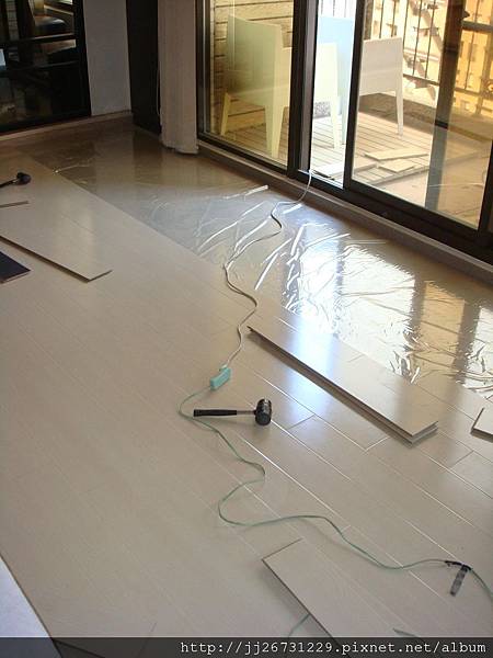 鋼琴面拍立扣-瑞士白橡-20120301-02客廳-05右側方向3-超耐磨木地板/強化木地板