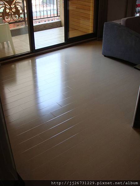 鋼琴面拍立扣-瑞士白橡-20120301-02客廳-08吧台方向9-超耐磨木地板/強化木地板