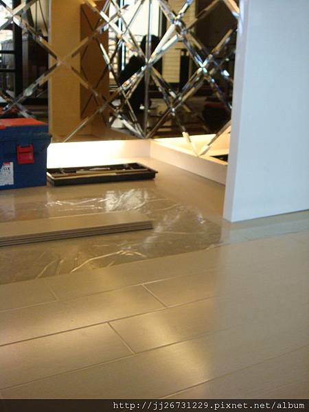 鋼琴面拍立扣-瑞士白橡-20120301-04吧台-02前3-超耐磨木地板/強化木地板