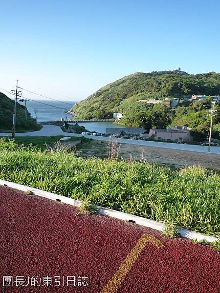 由運動場偷看東引最高峰．親愛山