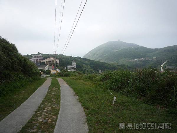 由一個沒開放(?)的步道回望鄉公所 009