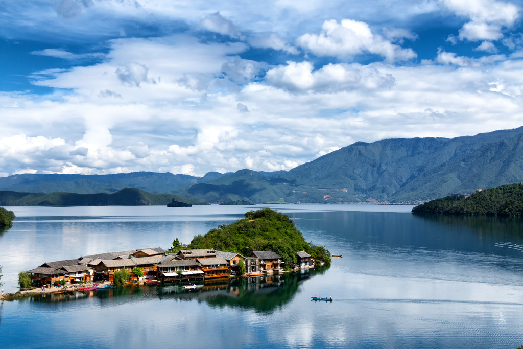 雲南瀘沽湖的小島.jpg