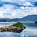 雲南瀘沽湖的小島.jpg