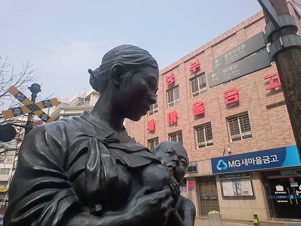 釜山四十階梯處的人型塑像刻劃韓戰後的人民生活境況