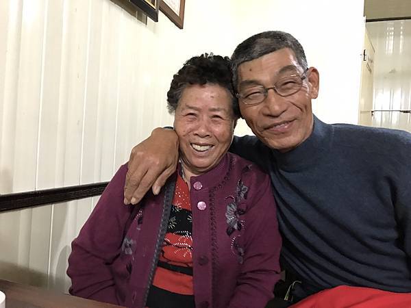 朱旺藤與乾媽何雪蓮.JPG 朱旺藤與乾媽何雪蓮.JPG