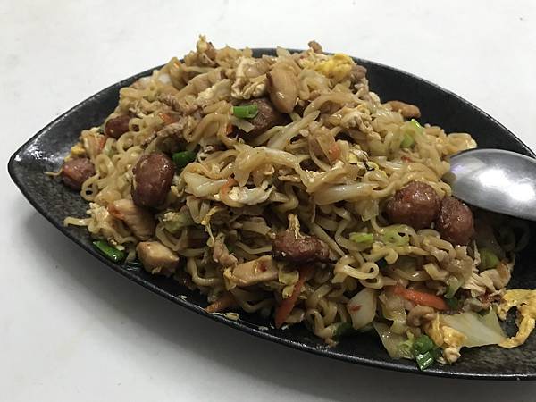 井上食堂的總匯炒泡麵，口味鹹香豐美。.JPG