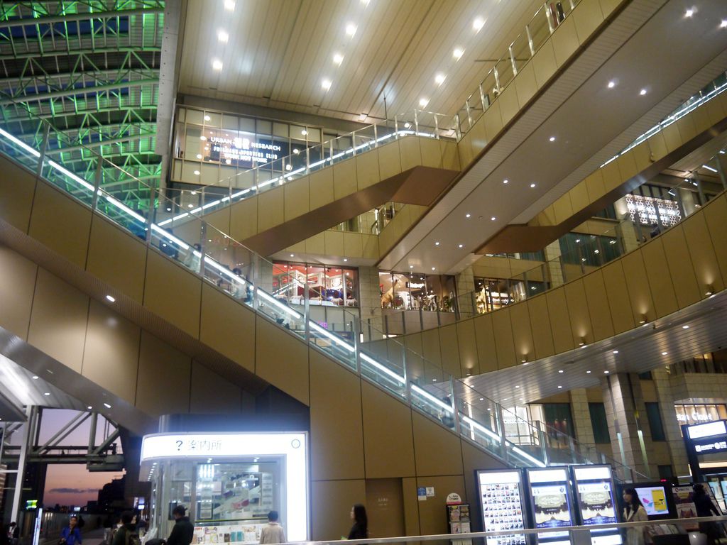 大阪駅（Osaka Station）