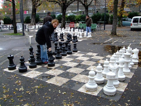 裝悠閒學老人家下棋