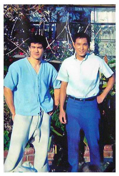 Bruce-with-Ted-Wong-bruce-lee-28319785-405-600.jpg