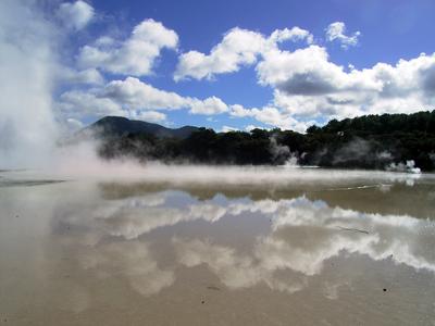 紐西蘭擁有很多奇特的地形，其中有不少由火山運動所造成