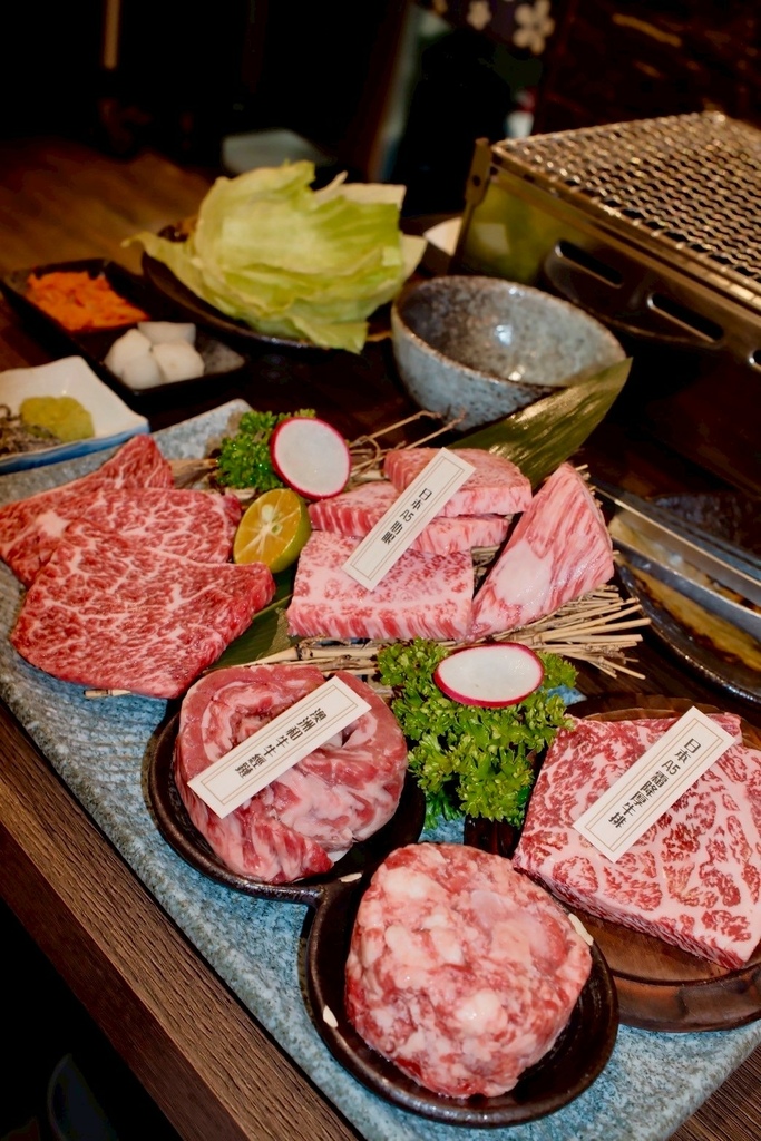 高雄燒肉推薦【鉄人燒肉】和牛入口即化有代烤｜燒肉套餐CP值超