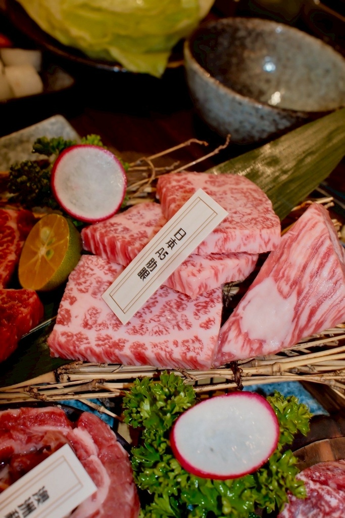 高雄燒肉推薦【鉄人燒肉】和牛入口即化有代烤｜燒肉套餐CP值超