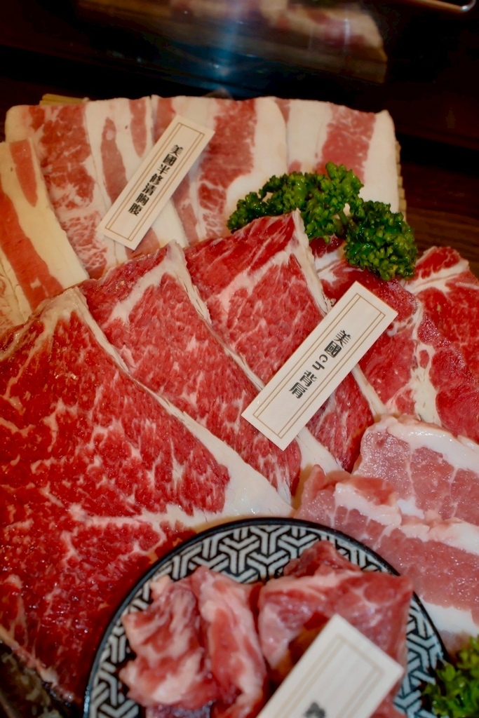 高雄燒肉推薦【鉄人燒肉】和牛入口即化有代烤｜燒肉套餐CP值超