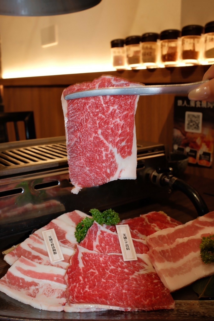 高雄燒肉推薦【鉄人燒肉】和牛入口即化有代烤｜燒肉套餐CP值超