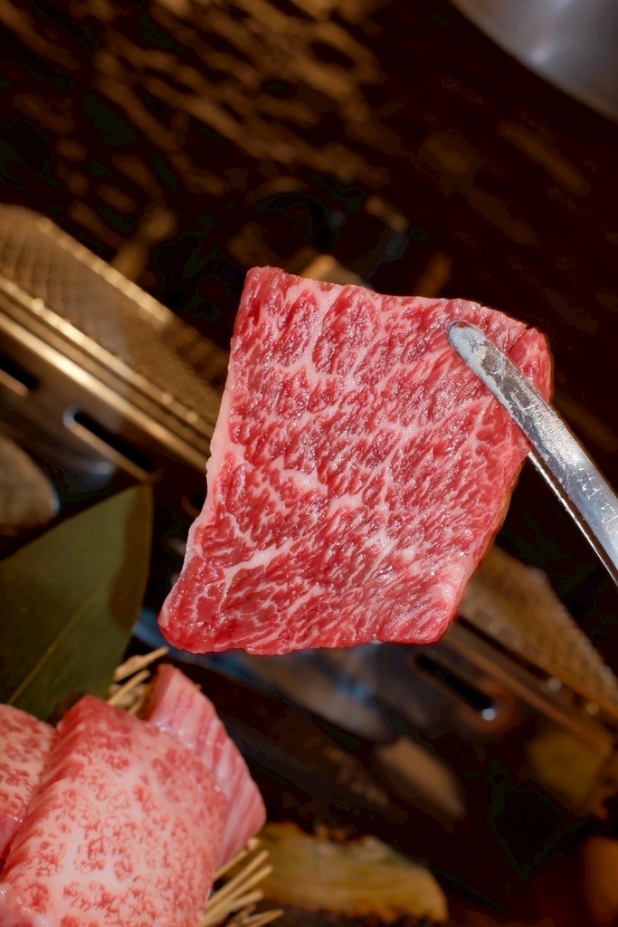 高雄燒肉推薦【鉄人燒肉】和牛入口即化有代烤｜燒肉套餐CP值超