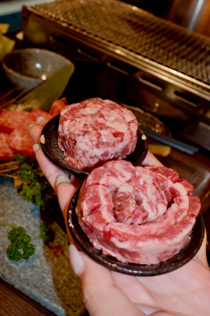 高雄燒肉推薦【鉄人燒肉】和牛入口即化有代烤｜燒肉套餐CP值超