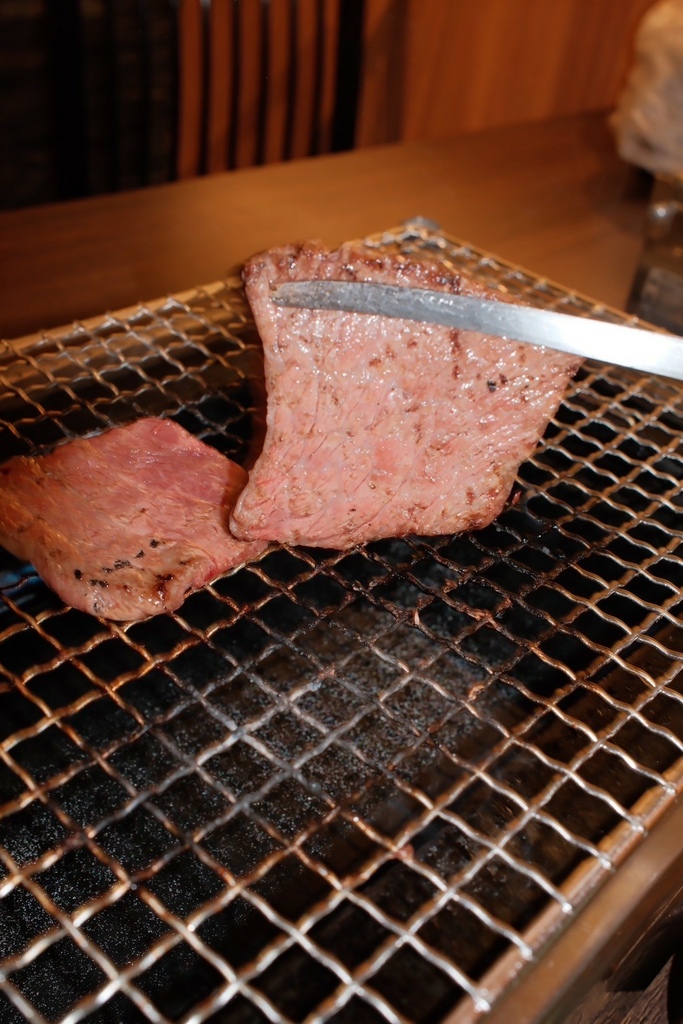 高雄燒肉推薦【鉄人燒肉】和牛入口即化有代烤｜燒肉套餐CP值超