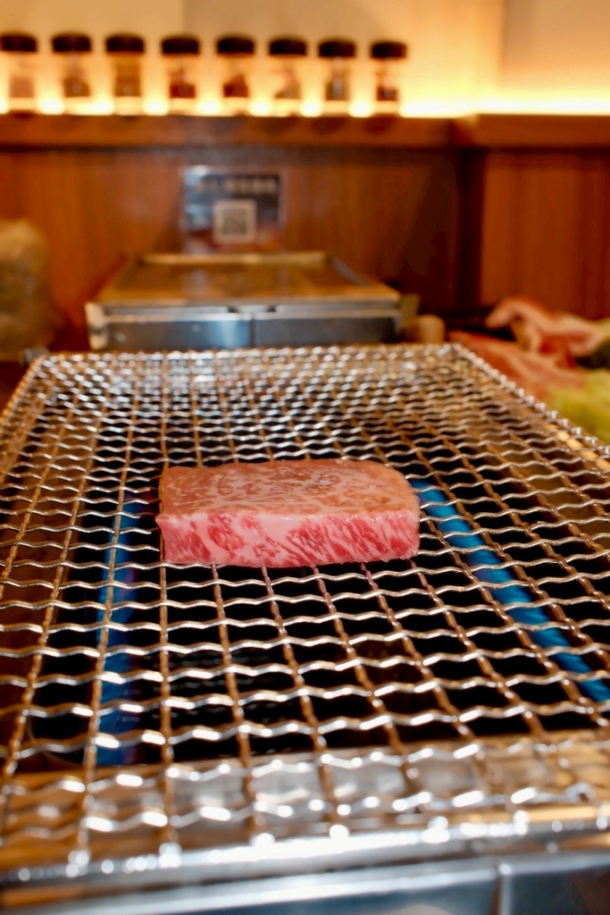 高雄燒肉推薦【鉄人燒肉】和牛入口即化有代烤｜燒肉套餐CP值超