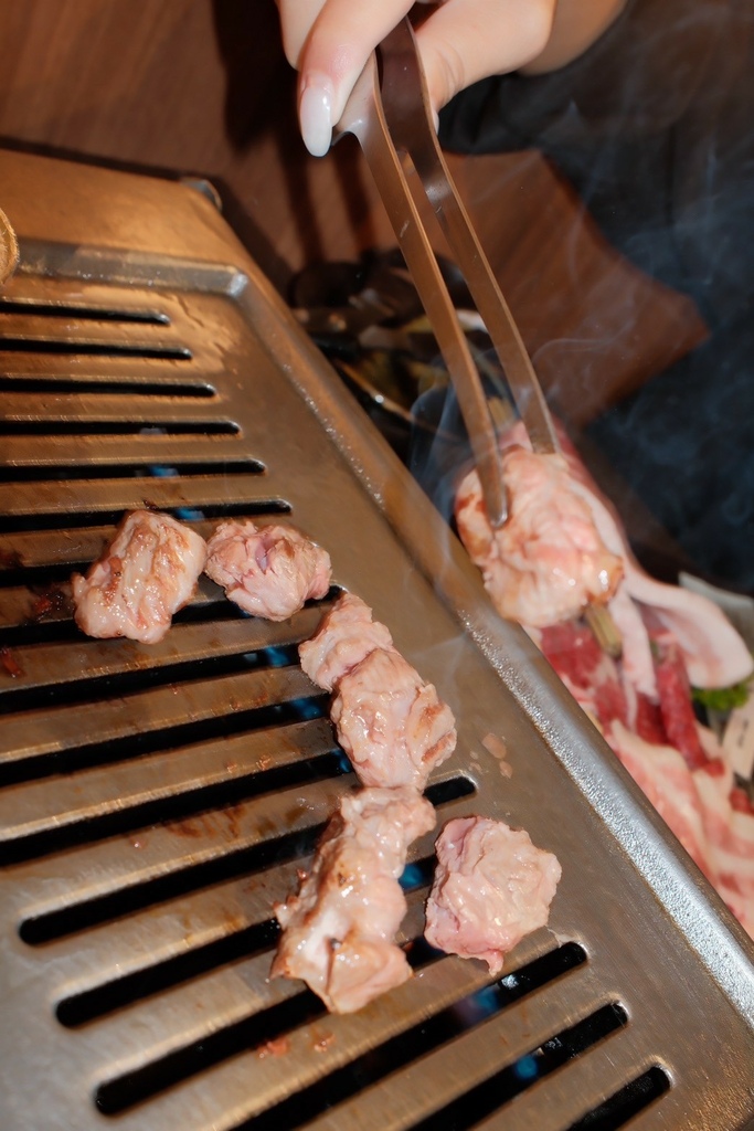 高雄燒肉推薦【鉄人燒肉】和牛入口即化有代烤｜燒肉套餐CP值超