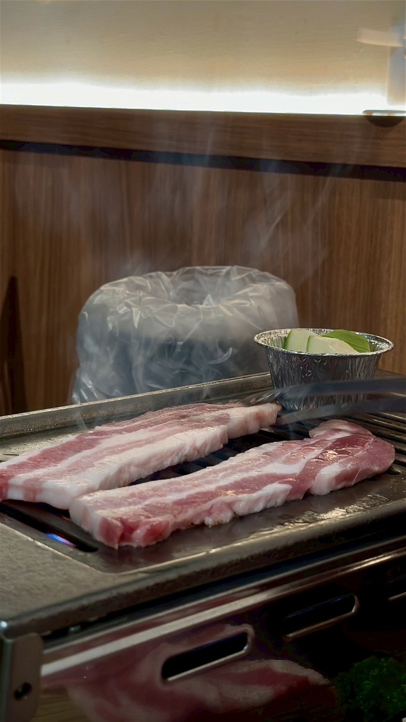 高雄燒肉推薦【鉄人燒肉】和牛入口即化有代烤｜燒肉套餐CP值超