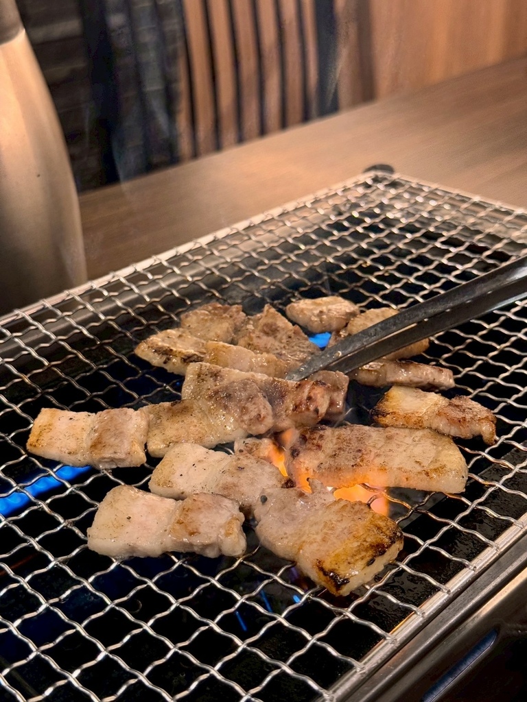 高雄燒肉推薦【鉄人燒肉】和牛入口即化有代烤｜燒肉套餐CP值超