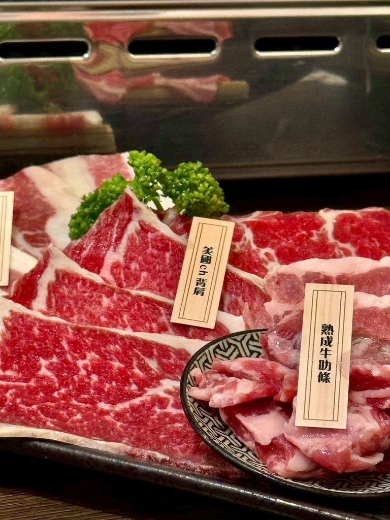 高雄燒肉推薦【鉄人燒肉】和牛入口即化有代烤｜燒肉套餐CP值超