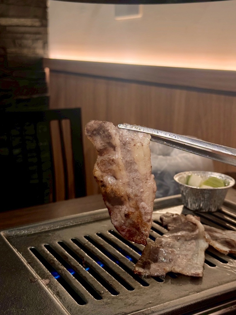 高雄燒肉推薦【鉄人燒肉】和牛入口即化有代烤｜燒肉套餐CP值超