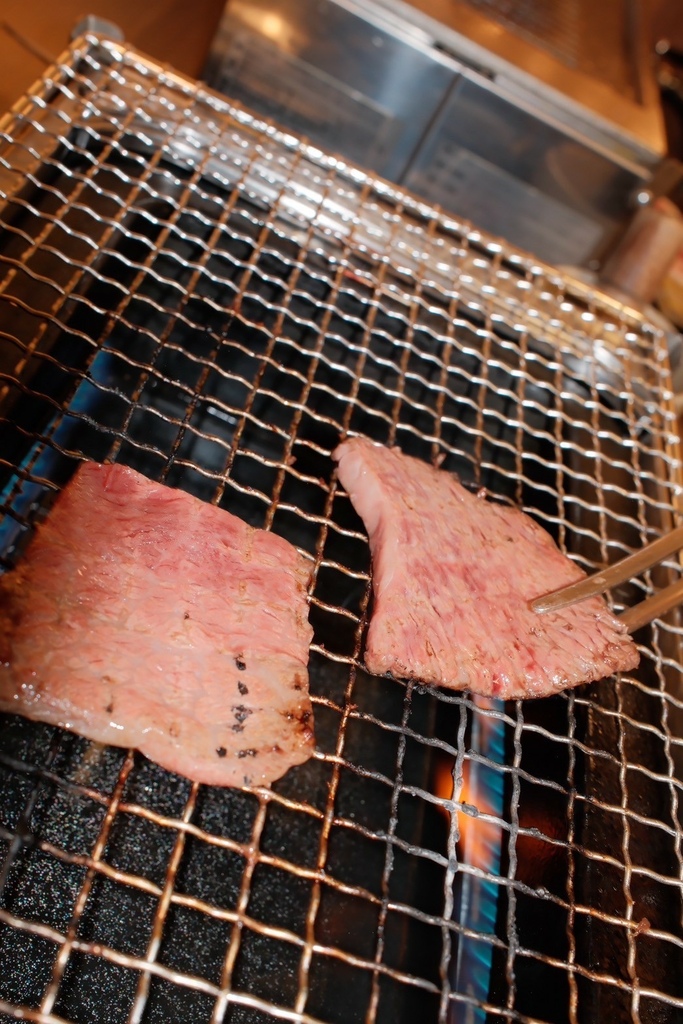 高雄燒肉推薦【鉄人燒肉】和牛入口即化有代烤｜燒肉套餐CP值超