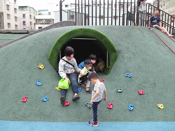 親子景點 ❤ 新北蘆洲兒五樓厝公園 ♪ 讓孩子盡情爬上爬下 