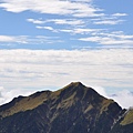 主山迥出浮雲間