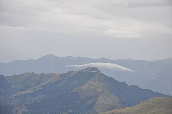 雲絲駐足能高巔