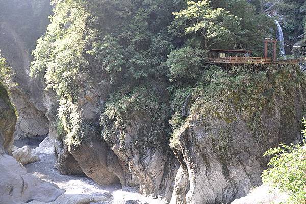 山川靈秀涼亭倚