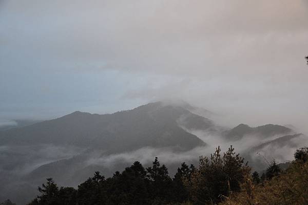 雨雲空磧境界山