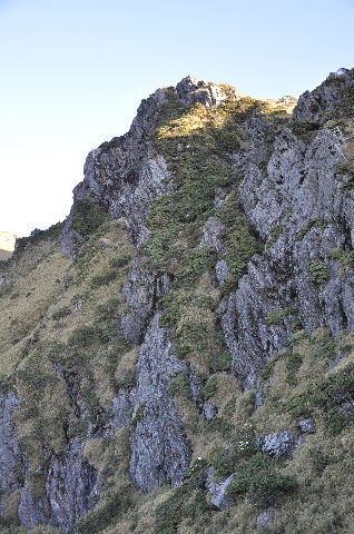 巍峨岩峰腰繞過