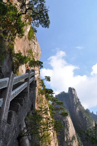 山道崎嶇峰雄秀