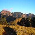 朝徑侵履雪山南