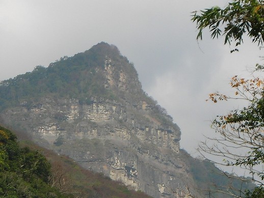 巍峨虎山擬大霸