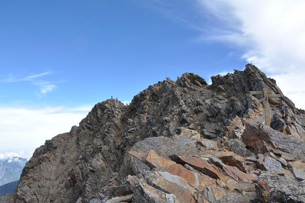 巖牆峭立主峰巔