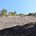 板岩層疊大峭壁