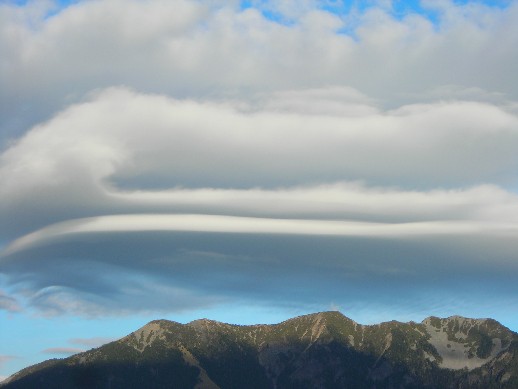 層雲藍天山共遠