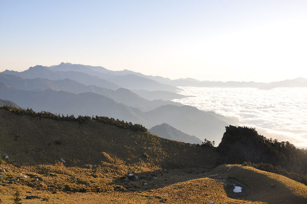 晴空山巒草原雲