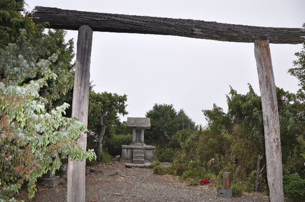 鳥居神龕護山海