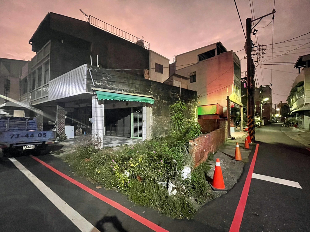 台南統包推薦【富川土木包工業】廢墟老屋翻修變身現代簡約辦公室
