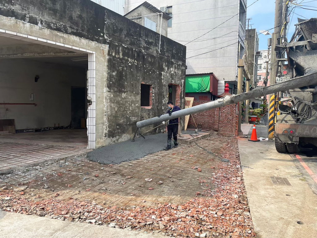 台南統包推薦【富川土木包工業】廢墟老屋翻修變身現代簡約辦公室