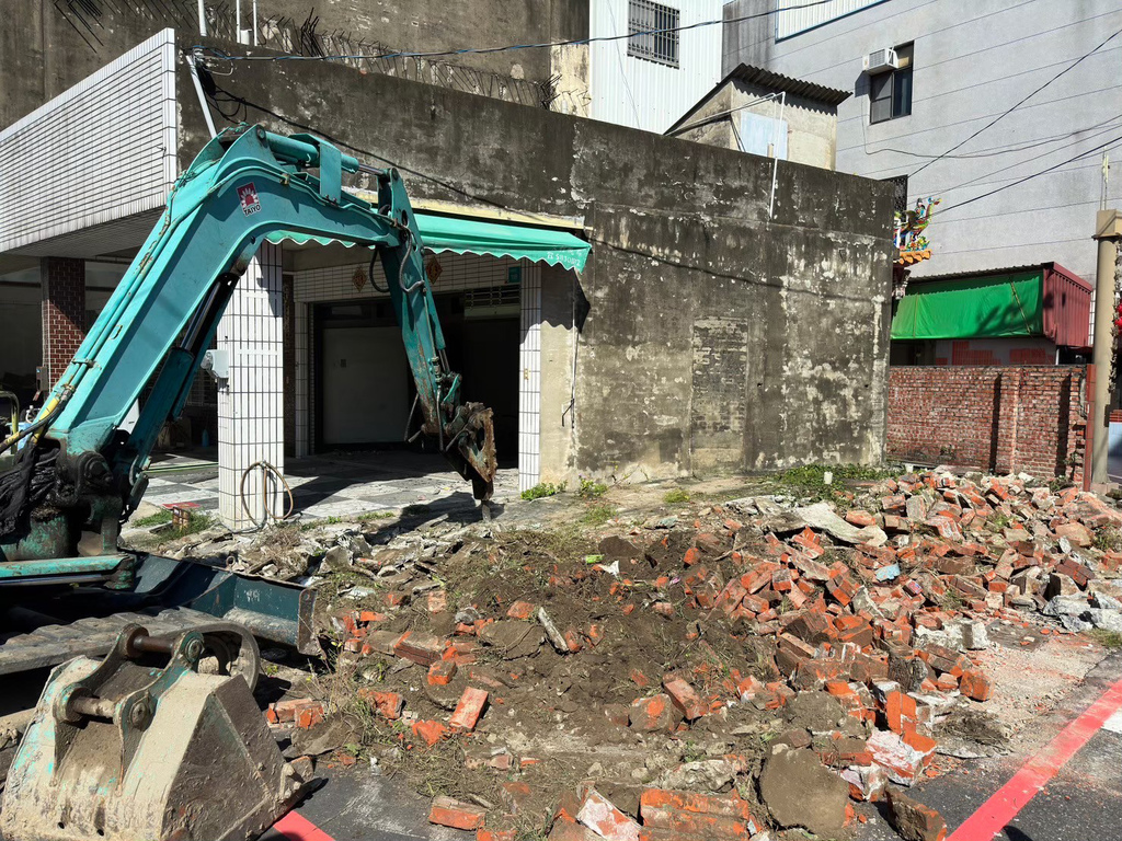 台南統包推薦【富川土木包工業】廢墟老屋翻修變身現代簡約辦公室